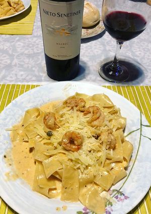 Una foto de Pappardelle con salsa de langostinos y alcaparras