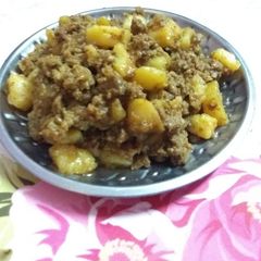 A picture of Keema aloo.