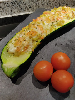 Una foto de Calabacines rellenos de verduras