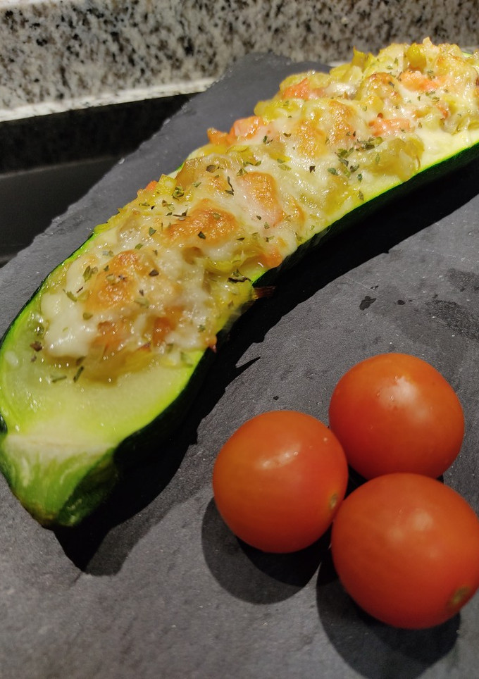 Una foto de Calabacines rellenos de verduras