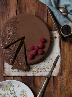Una foto de Tarta de chocolate sin horno, frambuesas y sal negra