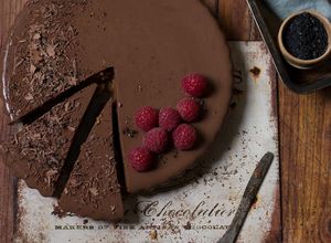 Una foto de Tarta de chocolate sin horno, frambuesas y sal negra