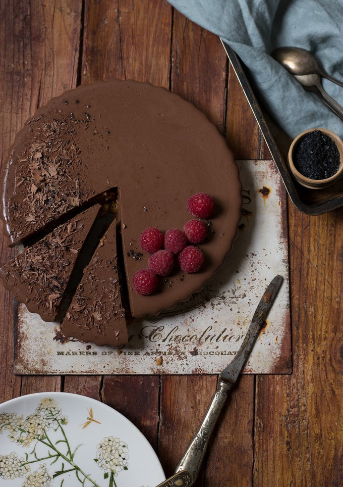 Una foto de Tarta de chocolate sin horno, frambuesas y sal negra