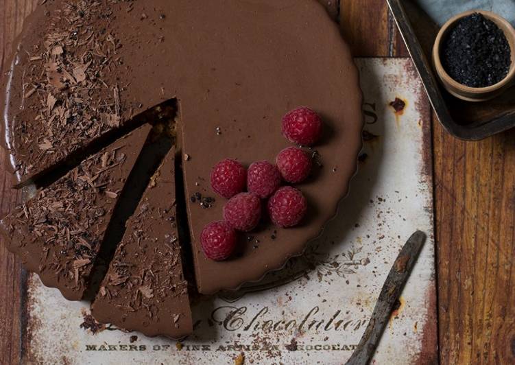 Tarta de chocolate sin horno, frambuesas y sal negra