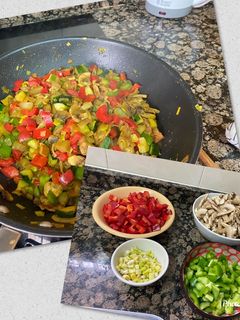 Una foto de Wok de pollo con verduras marroquí