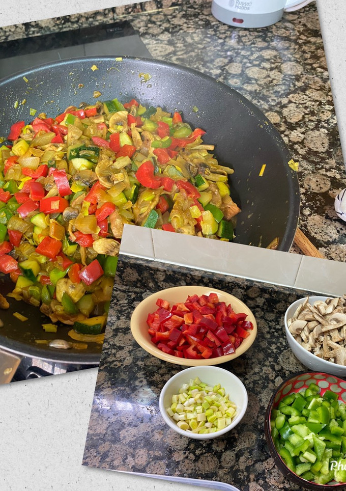 Una foto de Wok de pollo con verduras marroquí