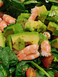 Una foto de Ensalada de espinacas fresquita