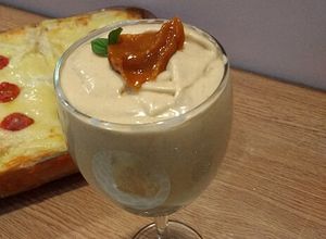 Una foto de Mousse de huesillos con crema de mote