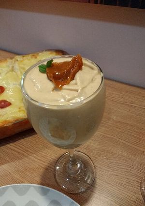 Una foto de Mousse de huesillos con crema de mote