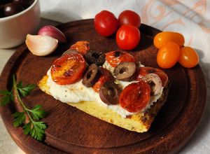 Una foto de 🍅 🫒🧄 🍞 Bruschetta con ricota olivas negras y tomate cherry dorados a la sartén 🍞🧄🫒🍅