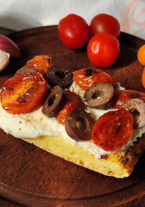 Una foto de 🍅 🫒🧄 🍞 Bruschetta con ricota olivas negras y tomate cherry dorados a la sartén 🍞🧄🫒🍅