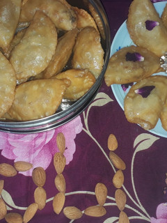 मावा गुजिया (चाशनी वाले)(mawa gujiya recipe in hindi) रेसिपी मुख्य फोटो