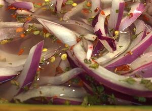 Una foto de Cebolla morada o red onion desflemada