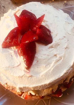 Una foto de Torta de frutillas con crema