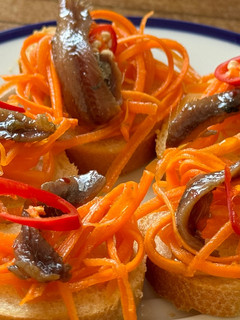 Hình của món Bánh Mì Lát Dưa Chua & Cá Cơm Muối.