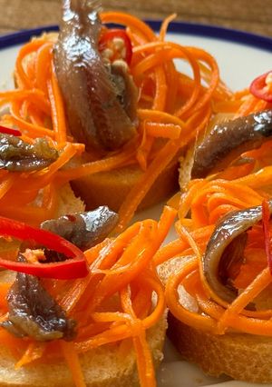 Hình của món Bánh Mì Lát Dưa Chua & Cá Cơm Muối.