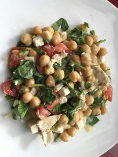 Una foto de Ensalada de garbanzos con pollo