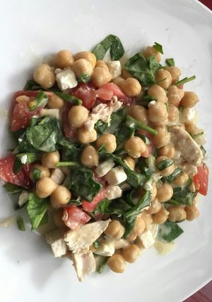 Una foto de Ensalada de garbanzos con pollo