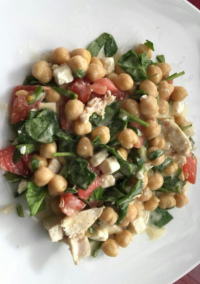 Una foto de Ensalada de garbanzos con pollo