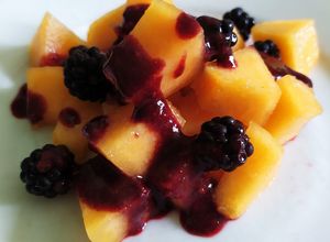 Une photo de Salade de melon sauce mûres porto
