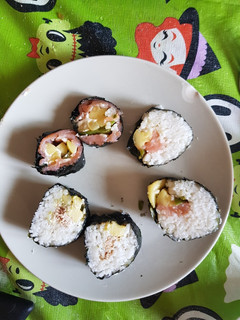 Una foto de Sushi de salmón y atún