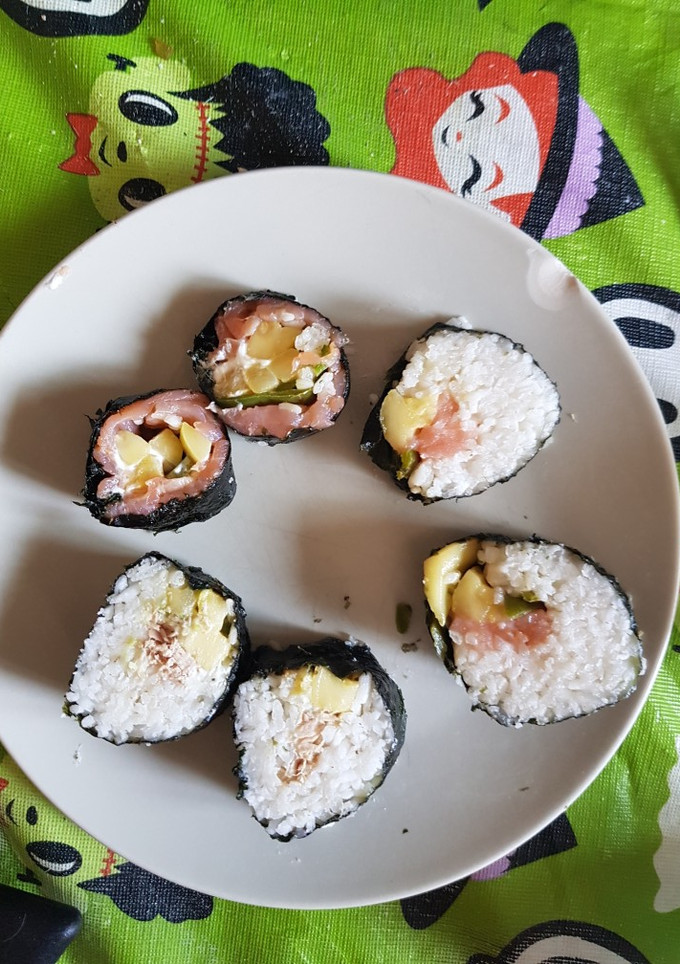 Una foto de Sushi de salmón y atún