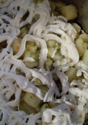 Una foto de Papas en salsa verde 💚 con queso