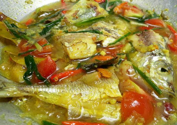 Resep Ikan Kembung Masak Kuning Oleh Nissa Erlina Trie Fani - Cookpad