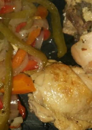 Una foto de Pollo al vino blanco sobre colchón de verduras