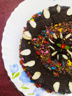ओरियो चॉकलेट केक (oreo chocolate cake with frosting) रेसिपी मुख्य फोटो