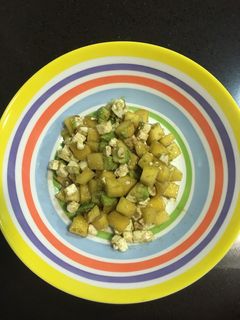 Una foto de Ensalada de aguacate, mango y queso feta