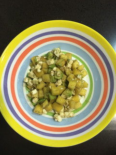 Una foto de Ensalada de aguacate, mango y queso feta