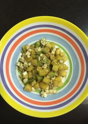 Una foto de Ensalada de aguacate, mango y queso feta