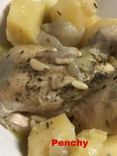 Una foto de Picantones con chalotas y piñones en cocotte