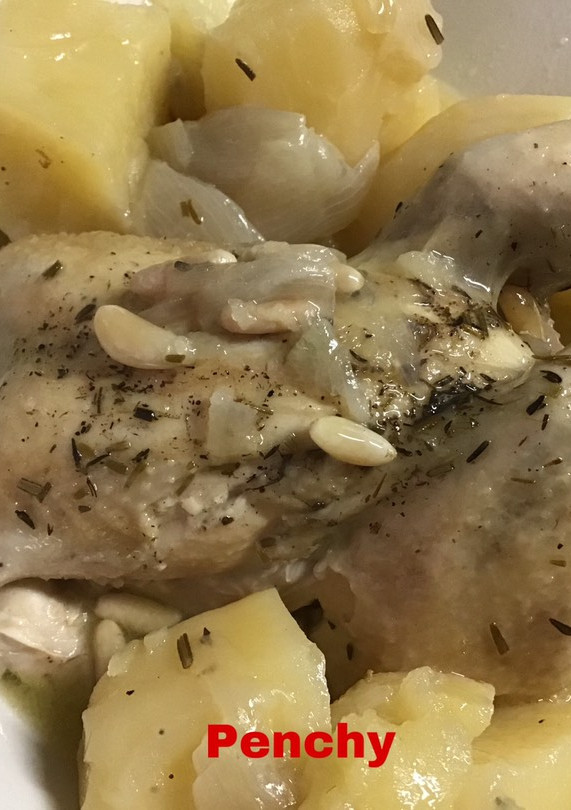 Una foto de Picantones con chalotas y piñones en cocotte