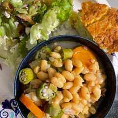 Cook all day Great Northern Beans with smoked Turkey parts A picture of Cook all day Great Northern Beans with smoked Turkey parts.