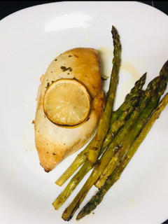Una foto de Pechuga de pollo al horno con salsa de limón y miel y espárragos trigueros