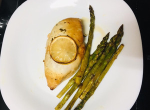 Foto principal de Pechuga de pollo al horno con salsa de limón y miel y espárragos trigueros