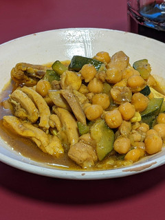 Una foto de Pollo con calabacín y garbanzos a la cerveza con especias Ras el Hanout