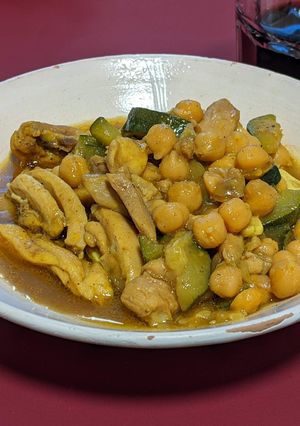 Foto principal de Pollo con calabacín y garbanzos a la cerveza con especias Ras el Hanout