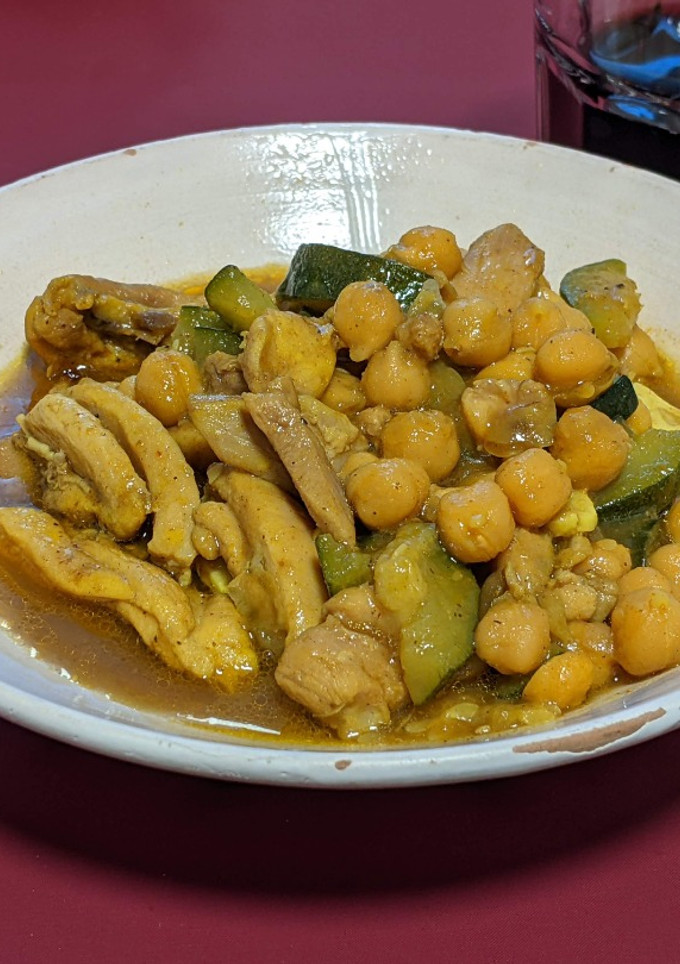 Una foto de Pollo con calabacín y garbanzos a la cerveza con especias Ras el Hanout