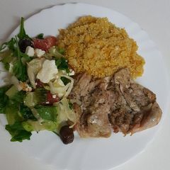 A picture of White quinoa and chicken thighs.