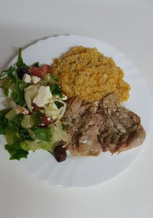 A picture of White quinoa and chicken thighs.