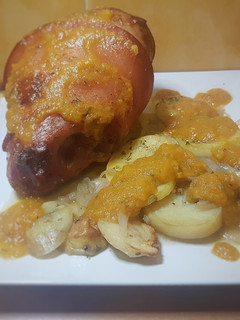 Una foto de Codillos de cerdo al horno con patatas