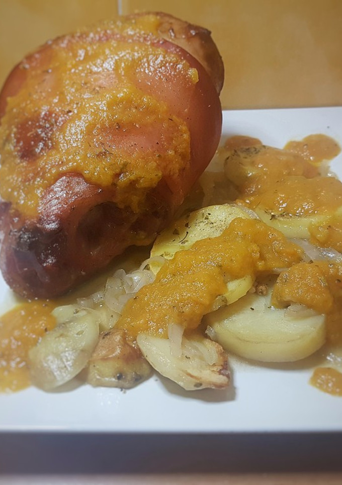 Una foto de Codillos de cerdo al horno con patatas