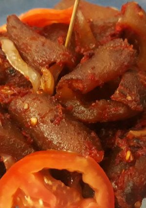 A picture of Peppered pomo with fresh tomatoes.