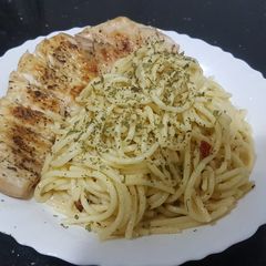 A picture of Aglio e Olio with grilled chicken.