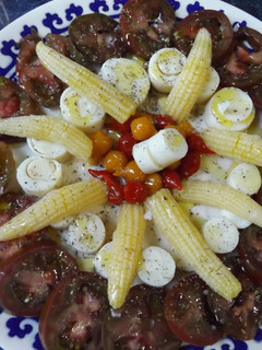 Una foto de Tomate kumato con aceite de oliva virgen extra y sal Maldon