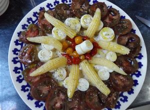 Una foto de Tomate kumato con aceite de oliva virgen extra y sal Maldon