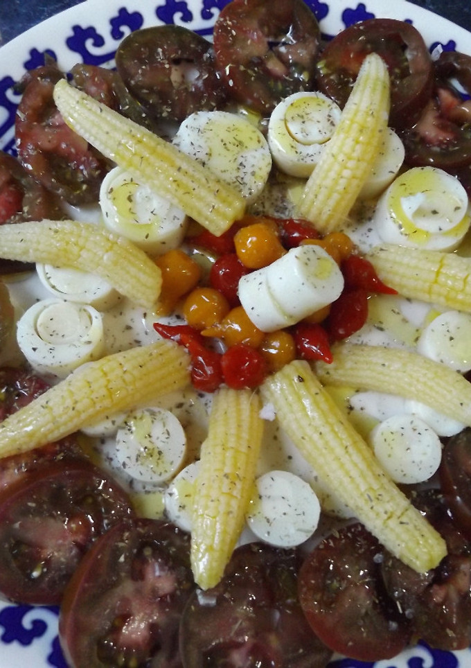 Una foto de Tomate kumato con aceite de oliva virgen extra y sal Maldon